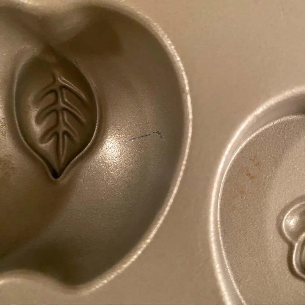 Nordic Ware Apple Cakelet Pan Nonstick Heavy Cast Aluminum Made in USA Baking